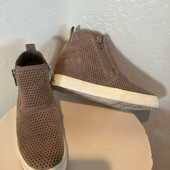 Steve Madden Taupe Wedge leather Sneakers. Women’s size 8.5. Zippers-great cond. - Picture 4 of 7